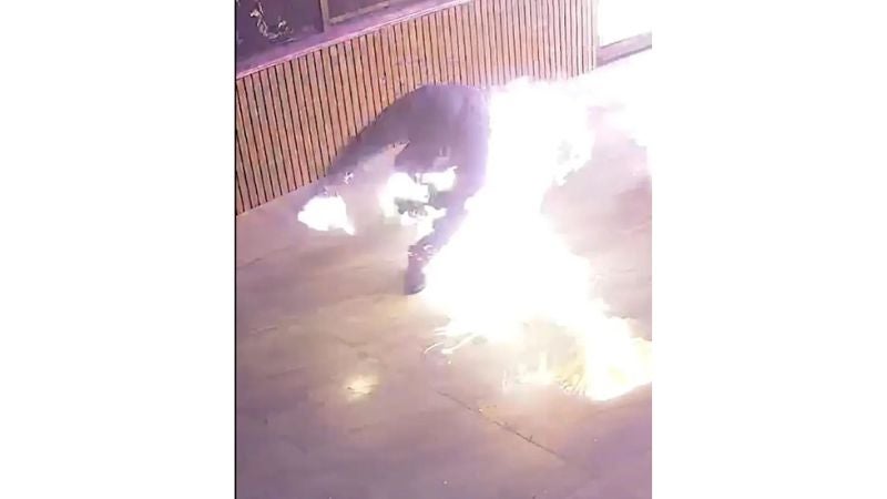 hombre se prende fuego