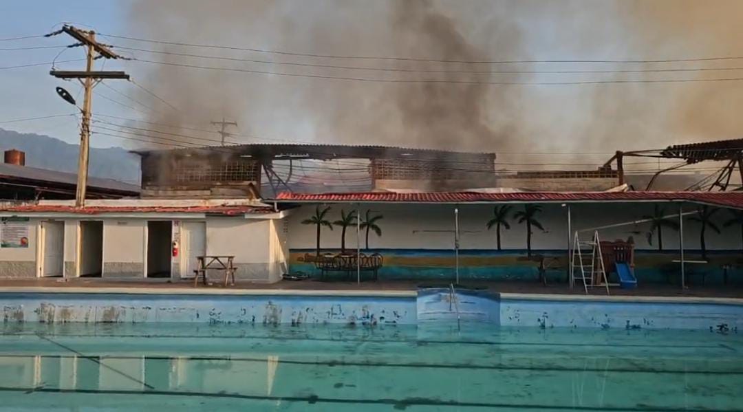 Bomberos persisten en sofocar incendio en maquila de SPS