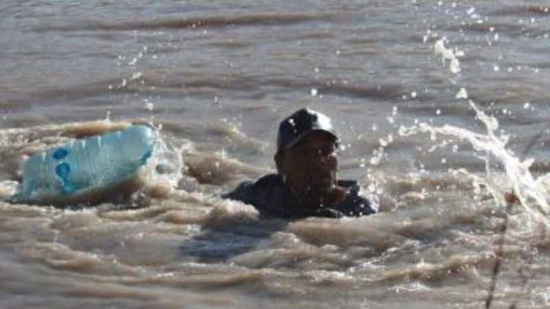 Migrantes se arriesgan en el mar de California ante cerco de Trump en tierra