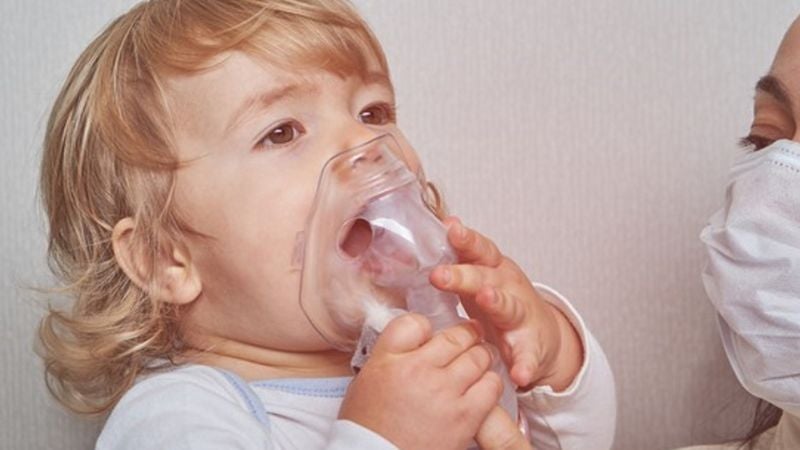 Síntomas que aumentan el riesgo de neumonía grave en niños, según estudio
