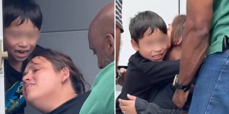 niño intenta consolar a su madre