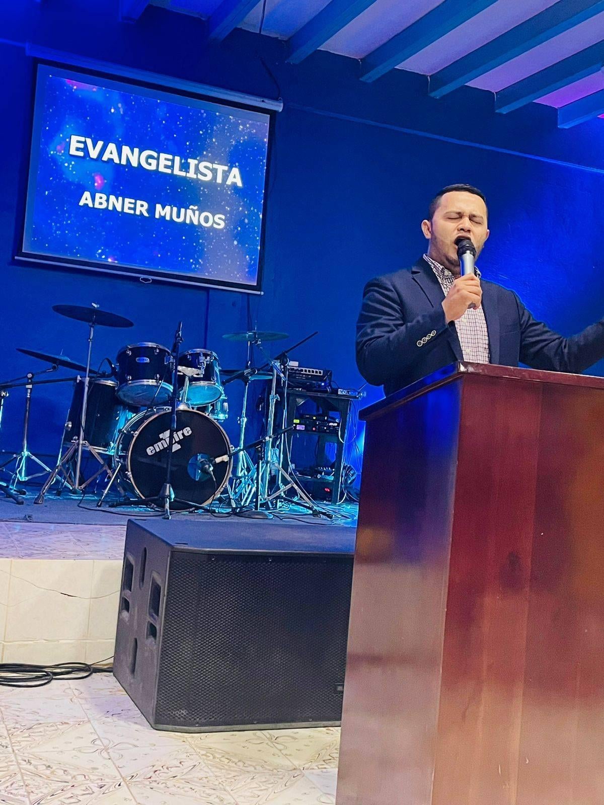 El hombre le pide a los jóvenes que busquen de Dios