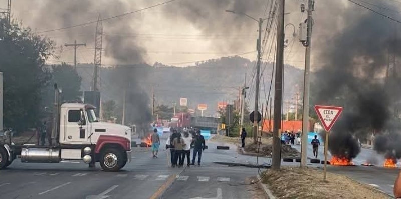 Protestantes bloquean paso entre SPS y Puerto Cortés