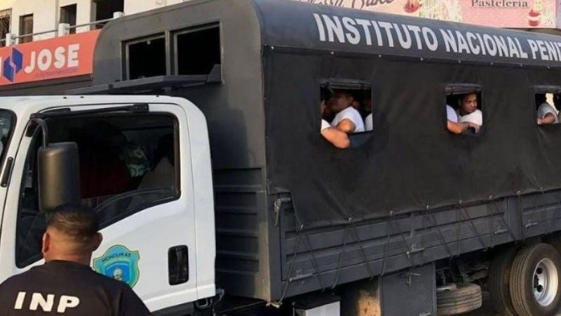 Inicia el traslado de reos desde la cárcel de Trujillo