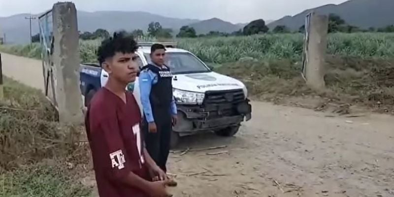 Video: Agreden al comunicador frente a miembros de la Policía Nacional