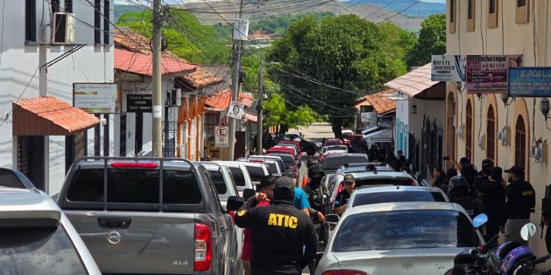 Allanan bufetes por falsificación de documentos en tres departamentos