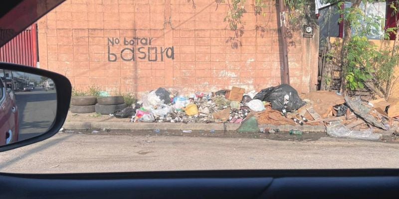 Contaminación y mal olor invaden la 7ª calle por acumulación de basura en barrio Medina de SPS