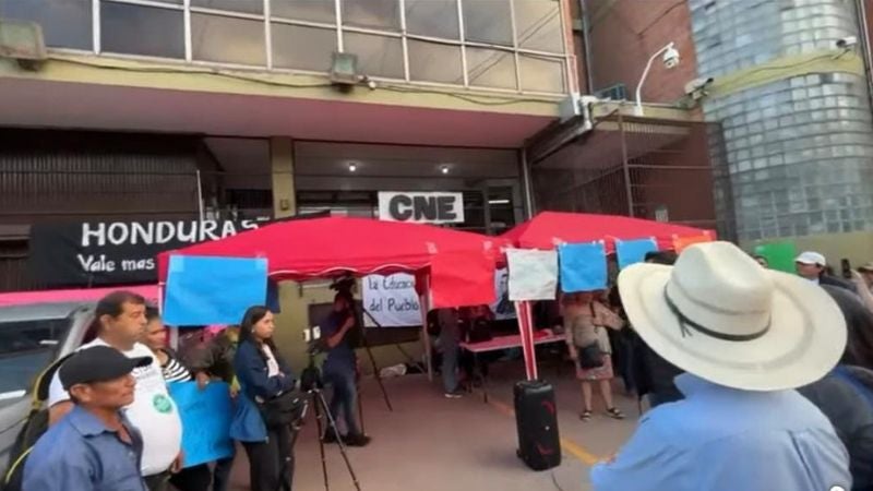 Candidatos independientes protestan frente al CNE Candidatos independientes protestan frente al CNE en TGU para exigir su inscripción