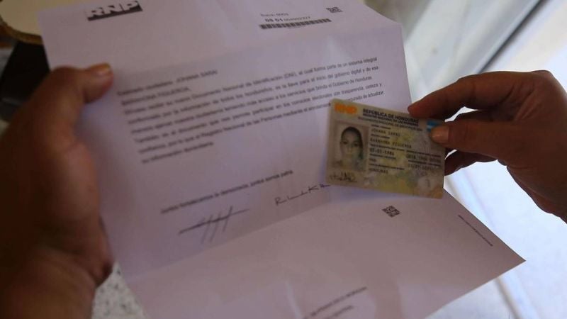 Denuncian retención DNI cancillería