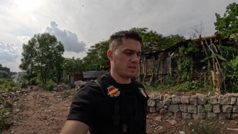 Youtuber italiano se aventura en peligrosas colonias