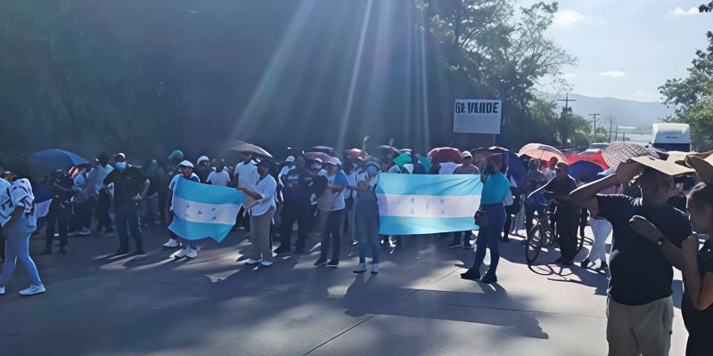 Con niños y ancianos, afectados por Koriun protestan en Choloma para exigir la devolución de su dinero