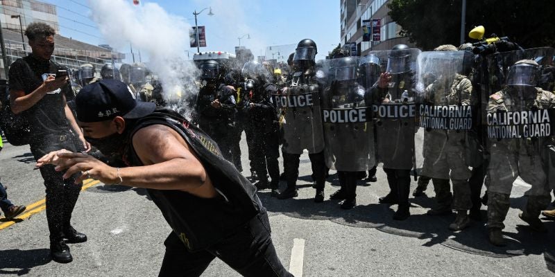 Alcaldesa de Los Ángeles ordena toque de queda en el centro tras disturbios