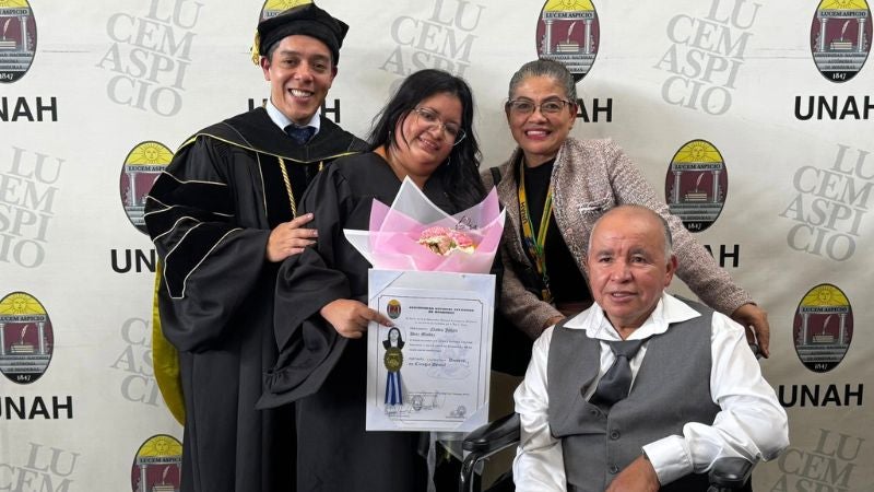 Padre migró graduación hija