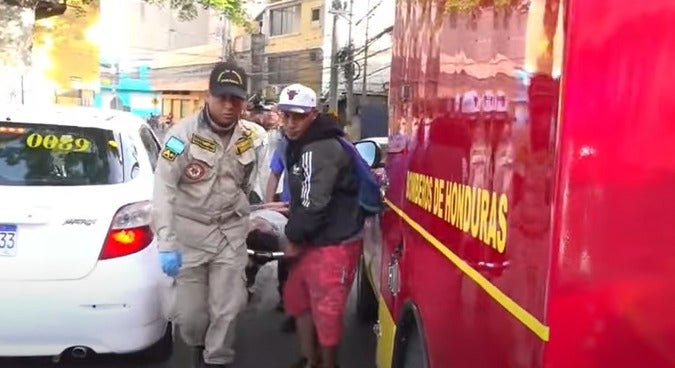 Hombre sobrevive tras caer desde puente en la capital