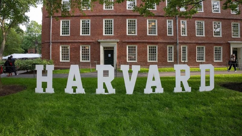 Trump prohíbe la entrada a nuevos estudiantes extranjeros de Harvard