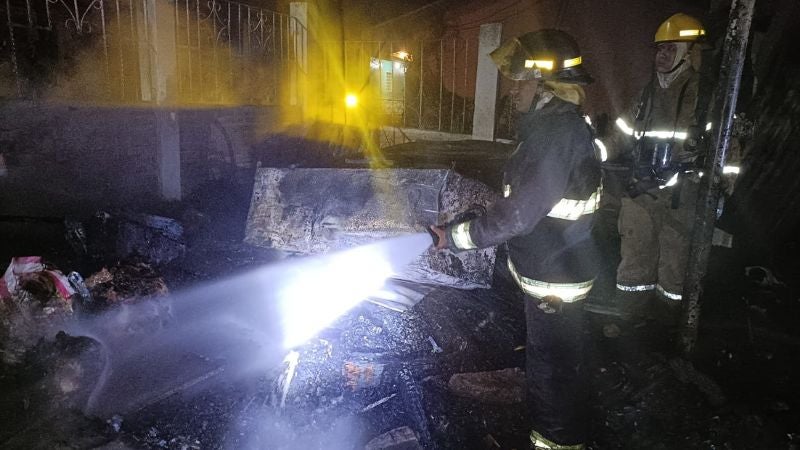 Incendio destruye al menos 15 puestos en el mercado municipal de Lepaterique