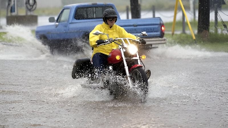 manejar moto bajo la lluvia