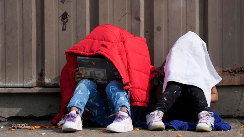 Administración Trump retira a cientos de niños migrantes de sus hogares y los pone bajo custodia federal