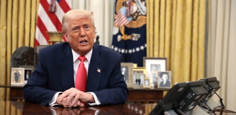 Trump ordena retirar fondos