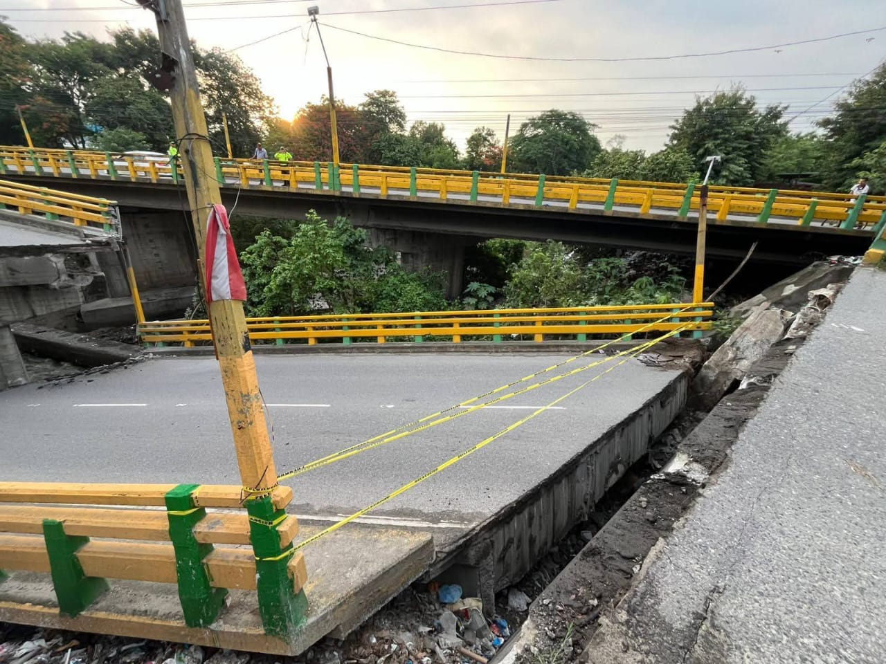 Colapsa puente cerca de Expocentro