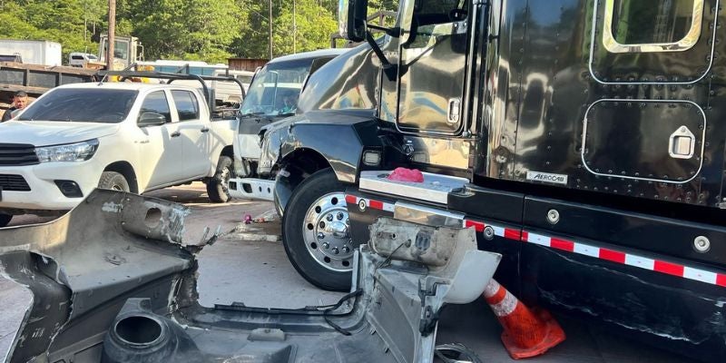 Triple colisión entre dos rastras y un camión pequeño en el desvío a Tatumbla