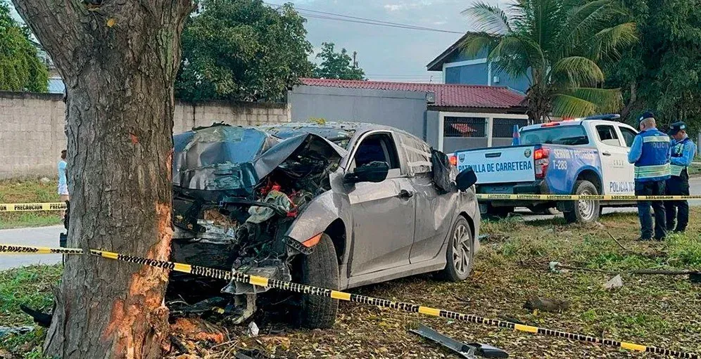 Camioneta se estrella poste eléctrico Anillo Periférico