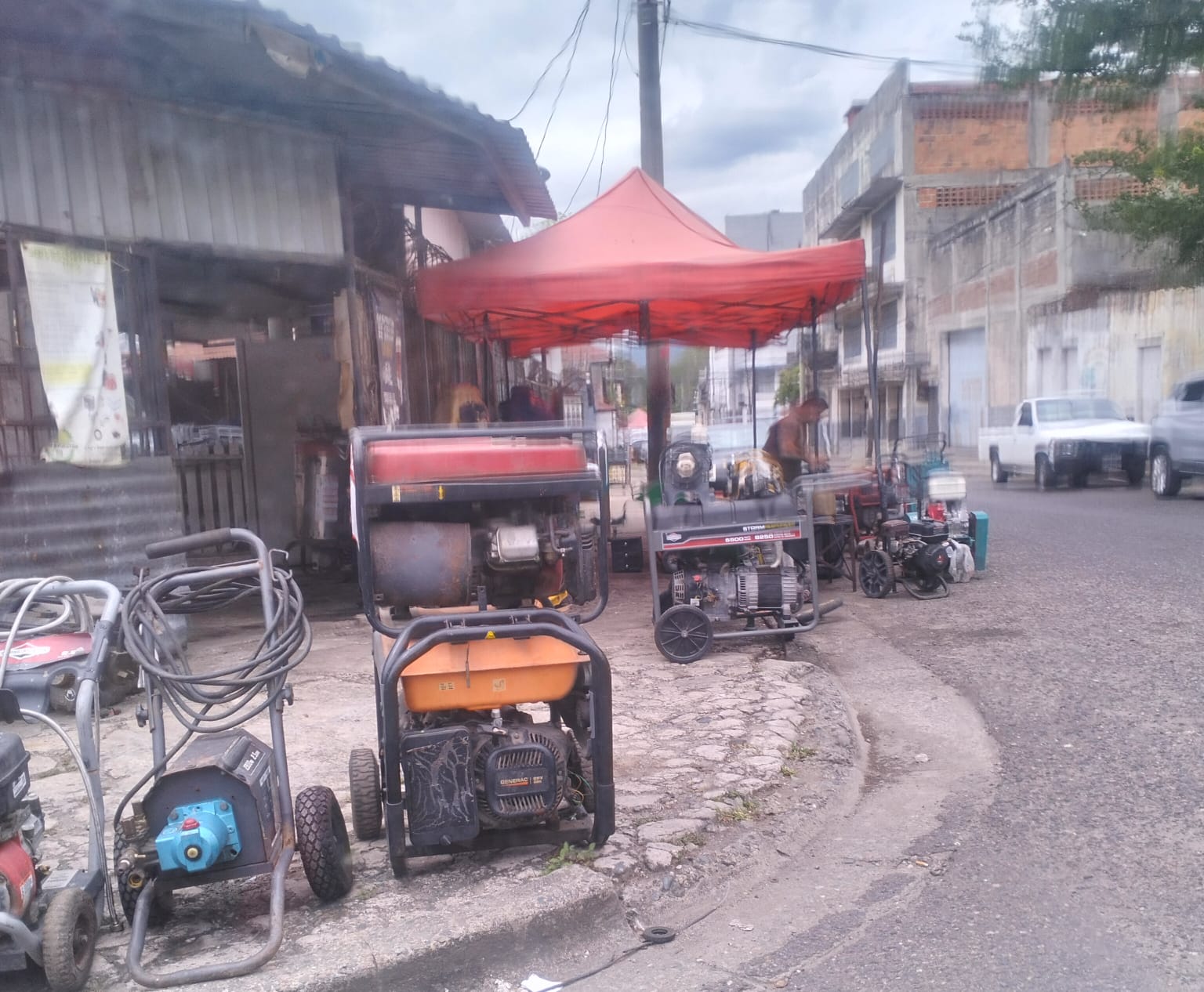 Muchas aceras de la ciudad están como esta del barrio Medina.