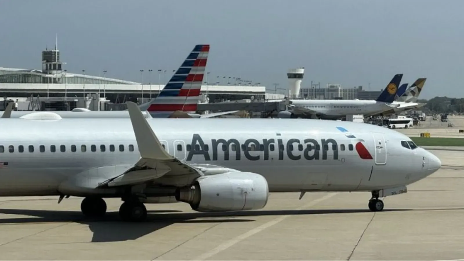 Evacuan avión Denver tras incendio