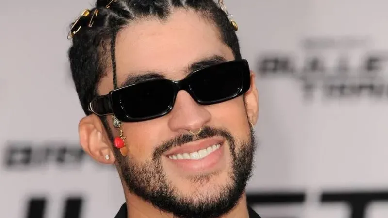 Denuncian que Bad Bunny usa gallinas vivas durante sus conciertos en Puerto Rico