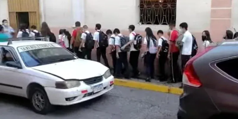 En Santa Bárbara estudiantes con mascarilla