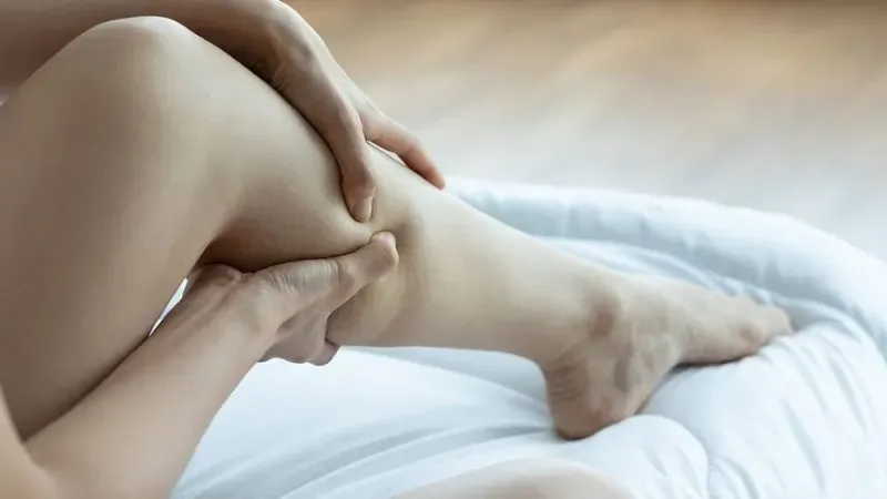 Calambres nocturnos interrumpen el sueño: una señal de deshidratación y deficiencia mineral