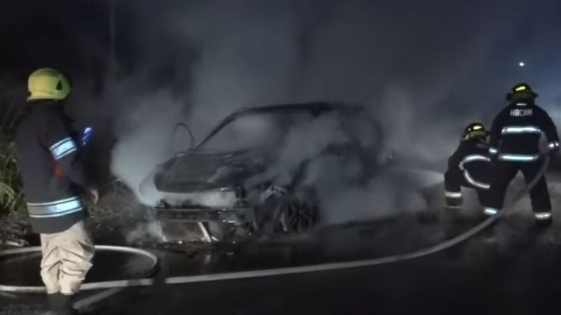 Camioneta Kia quemada en la Cerro Grande