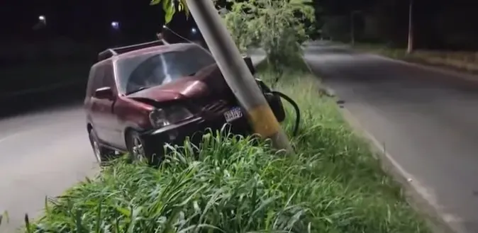 Camioneta se estrella poste eléctrico Anillo Periférico