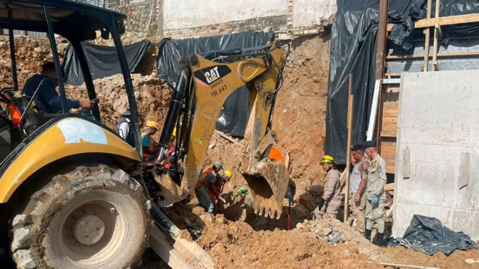 Derrumbe en obra de construcción en Lempira