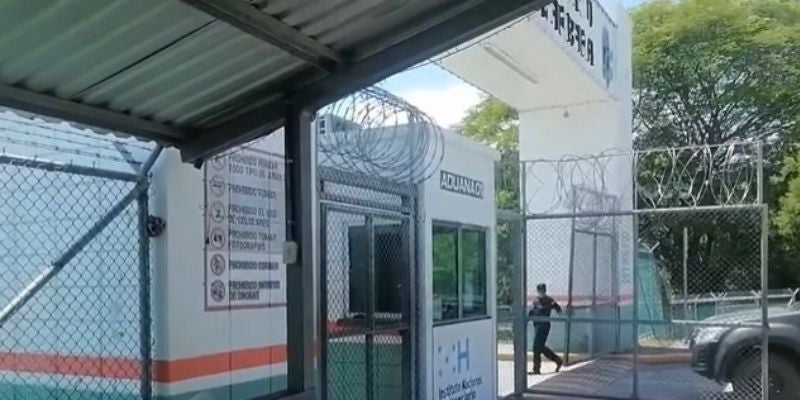 Caos en “El Pozo”: Reos se amotinan durante requisa y PMOP interviene con gas lacrimógeno