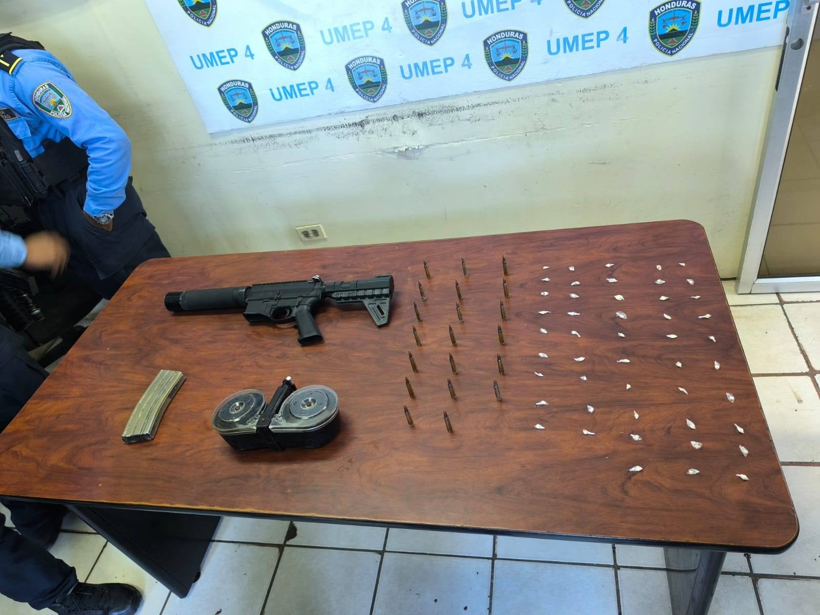 Evidencia decomisada a pandillero