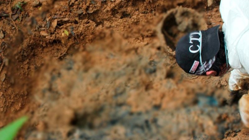 Fosa común víctimas FARC