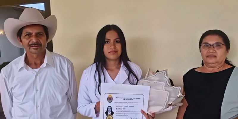 Entre lágrimas, padres cuentan el sacrificio detrás de la graduación de su hija en la UNAH