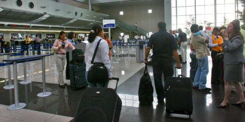 Hondureños varados en Madrid denuncian desinformación y falta de apoyo tras cancelaciones de Iberojet