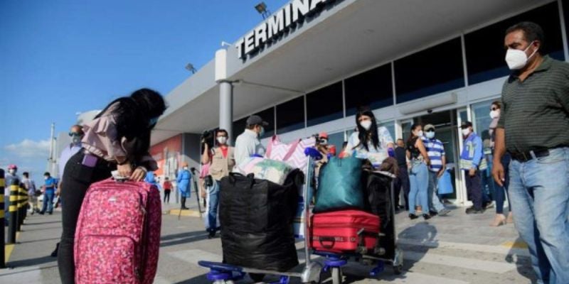 Hondureños varados en Madrid denuncian desinformación y falta de apoyo tras cancelaciones de Iberojet