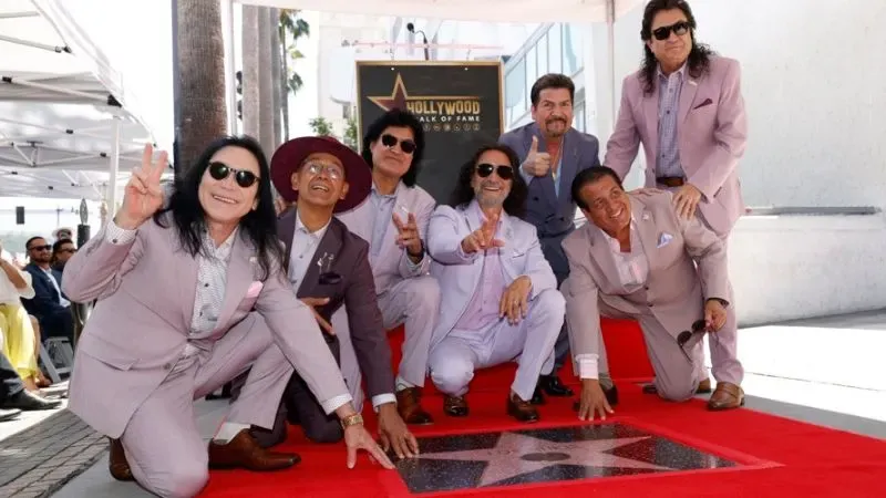 Los Bukis reciben estrella en Hollywood y se la dedican a inmigrantes