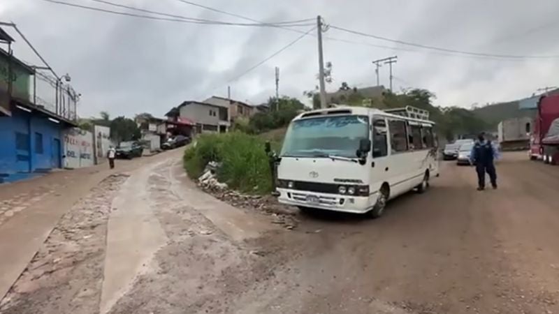 Menor conduciendo bus