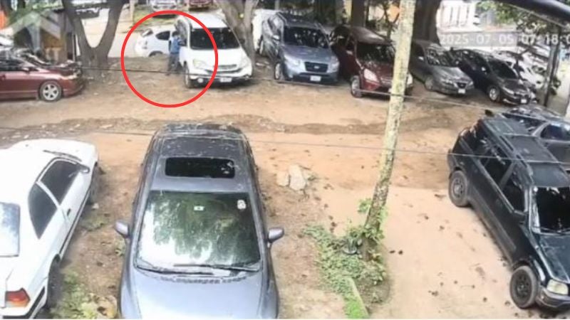 Niño robando retrovisores