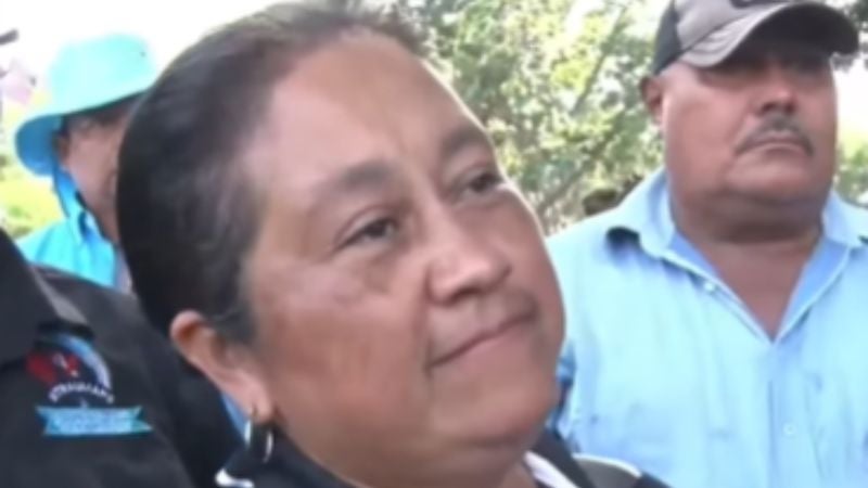 La manifestante brindó declaraciones a un medio de comunicación local.