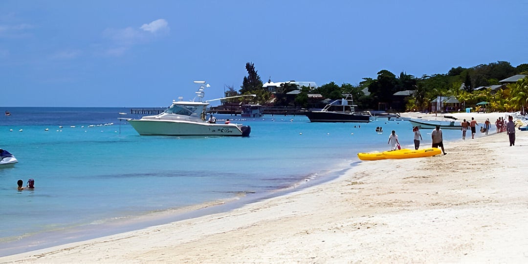 ¡Escándalo en Roatán! Captan a pareja teniendo un acto íntimo en plena playa