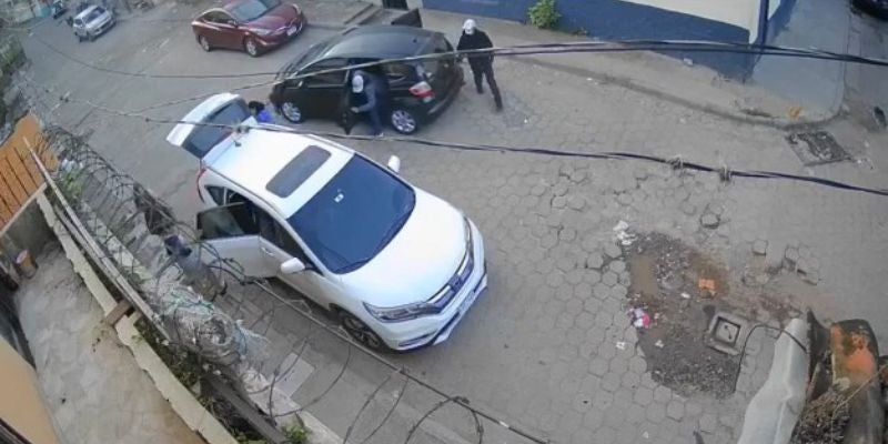 Ladrones enmascarados asaltan a familia desde vehículo en TGU