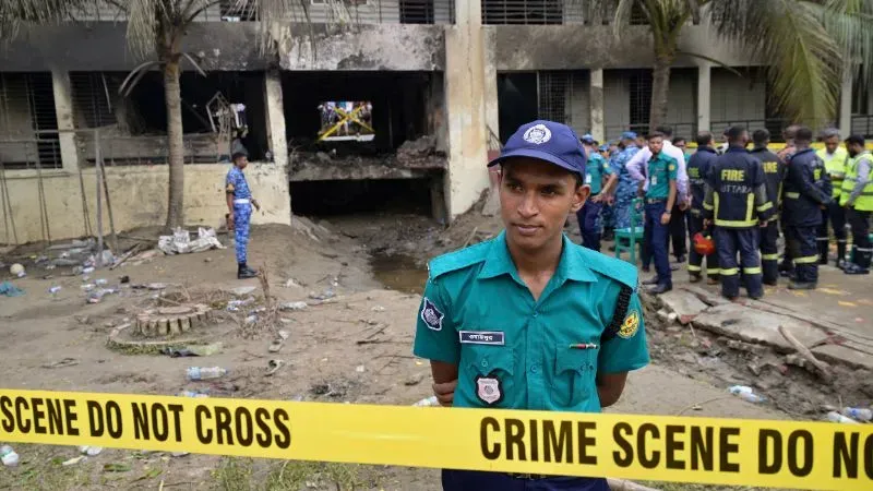 Niños recreo avión Bangladés