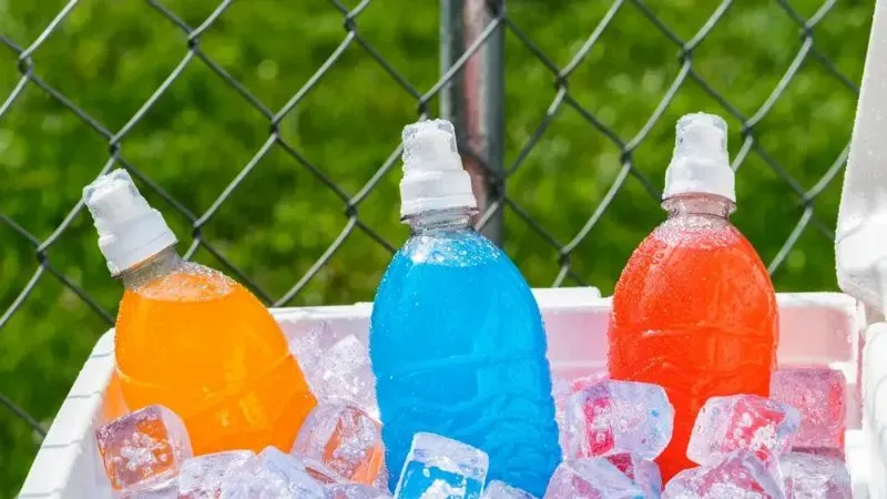 ¿Son necesarias las bebidas con electrolitos? Esto dice la ciencia
