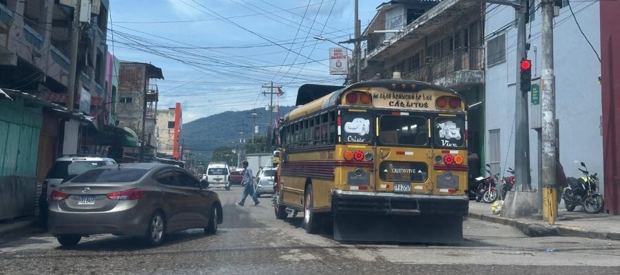 Los conductores de autobuses se paran a subir o bajar pasajeros en zonas prohibidas, donde no suele haber agentes que sancionen este tipo de faltas.
