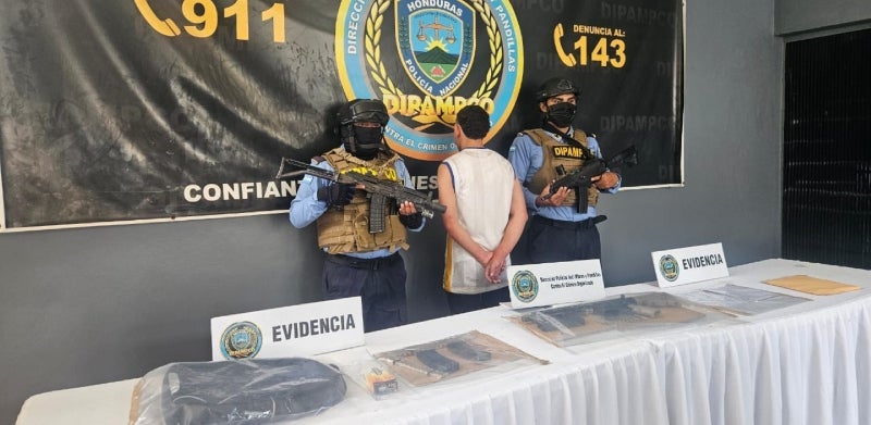 Con un AR-15 atrapan a menor infractor